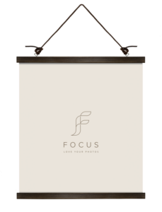 800q-01_132444 Focus Poster Hanger pähkinä 51 cm -magneettinen julisteripustin