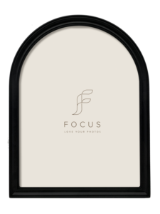 800q-01_132956 Focus Calla Arch musta 50x70 -julistekehys