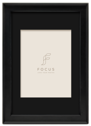 800q-01_133056 Focus Darcey musta 50x70/PP 40x50 -julistekehys