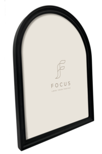 800q-02_132956 Focus Calla Arch musta 50x70 -julistekehys